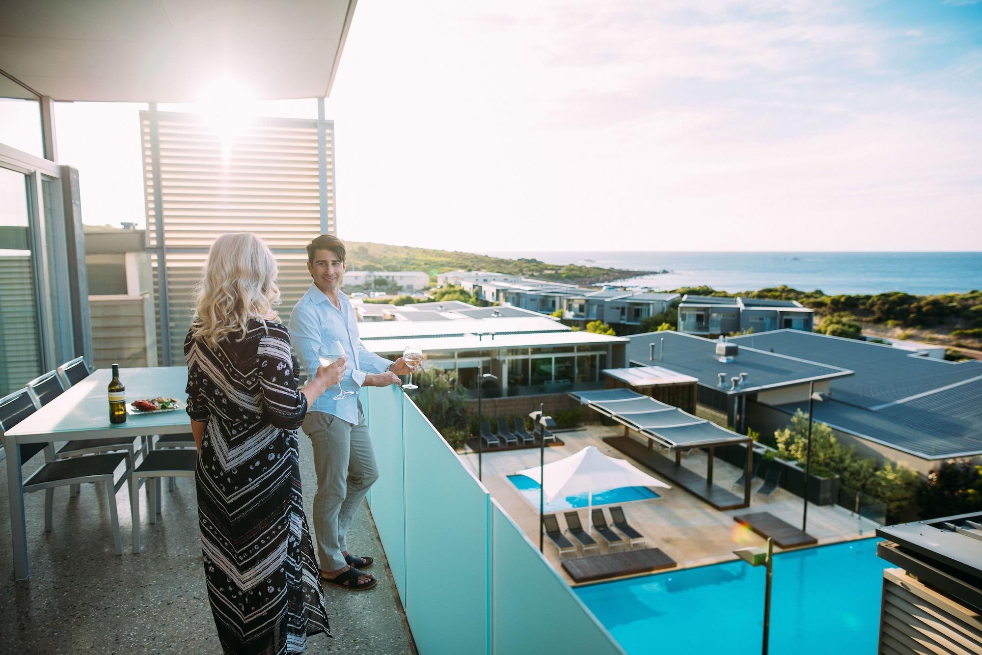 Smiths Beach Resort Yallingup Luaran gambar A couple standing on a balcony