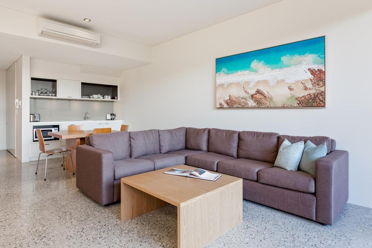 Smiths Beach Resort Yallingup Luaran gambar A living room with a sectional sofa